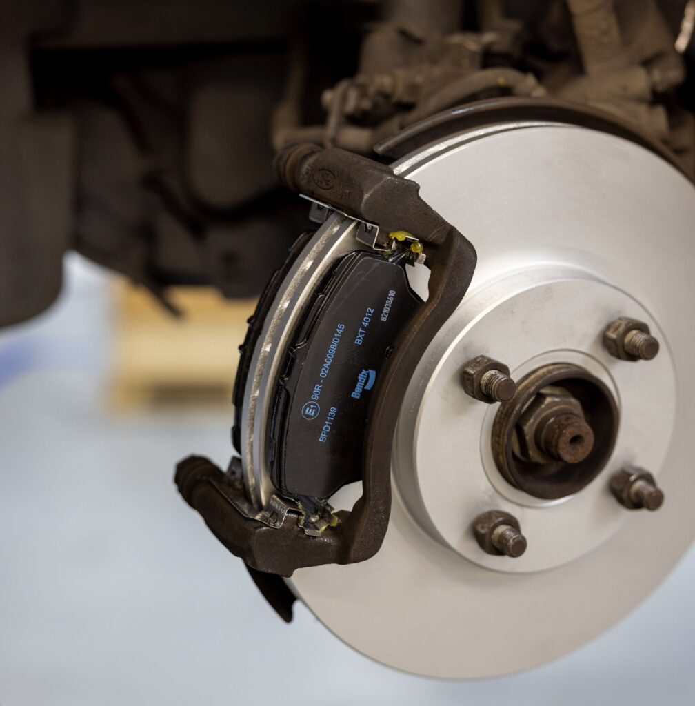 DLACZEGO WYMIANA HAMULCÓW POWINNA OBEJMOWAĆ RÓWNIEŻ AKCESORIA