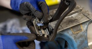 DLACZEGO WYMIANA HAMULCÓW POWINNA OBEJMOWAĆ RÓWNIEŻ AKCESORIA