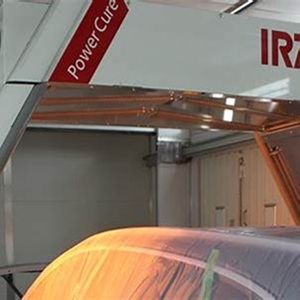 IRT PowerCure (detal łuku) — zbliżenie segmentu łuku i prowadnic w kabinie.