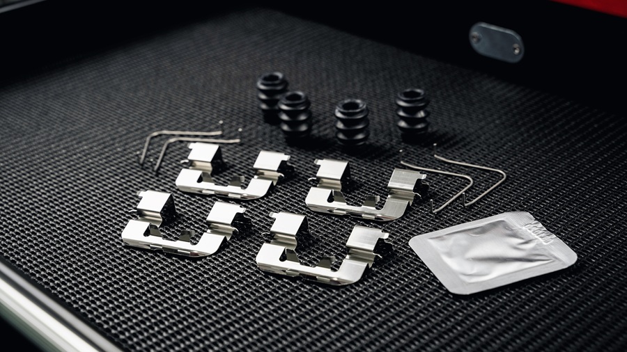 DLACZEGO WYMIANA HAMULCÓW POWINNA OBEJMOWAĆ RÓWNIEŻ AKCESORIA