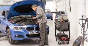 DLACZEGO SAMOCHÓD NIE ODPALA ZIMĄ? AKUMULATOR TO TYLKO JEDNA Z MOŻLIWYCH PRZYCZYN